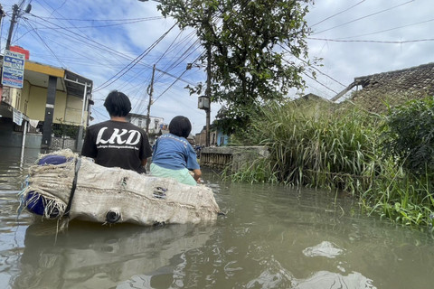 Banjir kembali melanda kawasan Dayeuhkolot, Kabupaten Bandung, Jumat (24/10/2025). Foto: kumparan