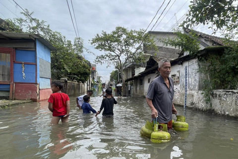 Banjir kembali melanda kawasan Dayeuhkolot, Kabupaten Bandung, Jumat (24/10/2025). Foto: kumparan