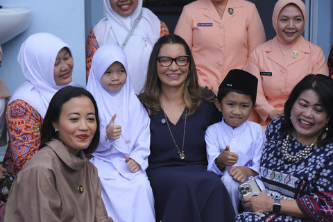 Ibu negara Brasil Janja Lula da Silva berfoto dengan para guru dan siswa saat melihat pendistribusian MBG di SD Angkasa 05, Jakarta Timur, Jumat (24/10/2025). Foto: Iqbal Firdaus/kumparan
