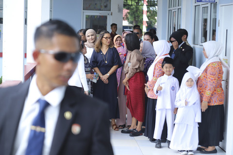 Ibu negara Brasil Janja Lula da Silva melihat pendistribusian MBG di SD Angkasa 05, Jakarta Timur, Jumat (24/10/2025). Foto: Iqbal Firdaus/kumparan