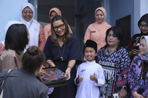 Ibu negara Brasil Janja Lula da Silva mendapatkan batik saat melihat distribusi MBG di SD Angkasa 05, Jakarta Timur, Jumat (24/10/2025). Foto: Iqbal Firdaus/kumparan