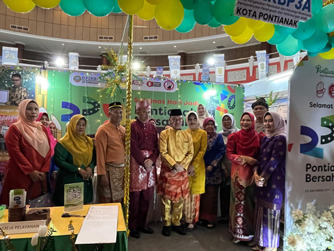 Edi Kamtono berfoto bersama di salah satu stand pameran di Pontianak Expo International Exhibition 2025. Foto: Dok. Hi!Pontianak