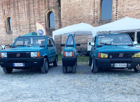 Fiat Panda modifikasi milik Andrea Marazzi (tengah) di antara Fiat Panda asli lainnya. Foto: Dok. Tutti Pazzi Per Marazzi