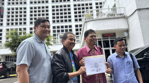 Roy Suryo cs usai menyerahkan fotokopi ijazah terlegalisir Joko Widodo yang digunakan dalam  pencalonan Presiden tahun 2014 di KPU RI, Jakarta, Jumat (24/10/2025). Foto: Amira Nada Fauziyyah/kumparan