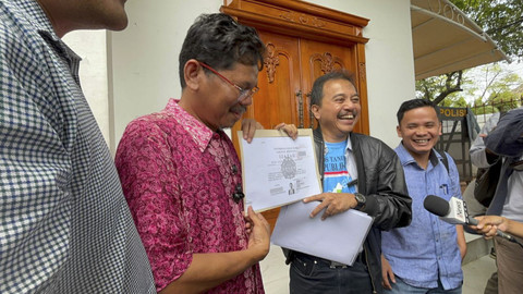 Roy Suryo cs usai menyerahkan fotokopi ijazah terlegalisir Joko Widodo yang digunakan dalam  pencalonan Presiden tahun 2014 di KPU RI, Jakarta, Jumat (24/10/2025). Foto: Amira Nada Fauziyyah/kumparan