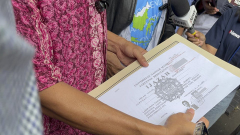 Roy Suryo cs usai menyerahkan fotokopi ijazah terlegalisir Joko Widodo yang digunakan dalam  pencalonan Presiden tahun 2014 di KPU RI, Jakarta, Jumat (24/10/2025). Foto: Amira Nada Fauziyyah/kumparan