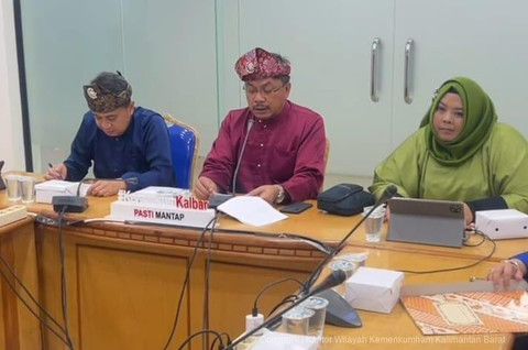 Kemenkum Kalbar menggelar rapat Pengharmonisasian, Pembulatan, dan Pemantapan Konsepsi terhadap Rancangan Peraturan Wali Kota Singkawang tentang Kedudukan, Susunan Organisasi, Tugas dan Fungsi serta Tata Kerja Dinas Komunikasi, Informatika, dan Persandian Kota Singkawang. Foto: Dok. Kanwil Kemenkum Kalbar