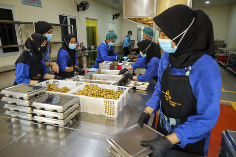 Sejumlah pekerja menyiapkan paket makanan untuk program makan bergizi gratis (MBG) di Halim Perdanakusuma, Jakarta Timur, Jumat (24/10/2025). Foto: Iqbal Firdaus/kumparan