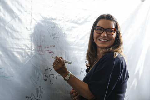 Ibu Negara Brasil Janja Da Silva menuliskan pesan usai melihat proses Makan Bergizi Gratis di SD Angkasa 05 Halim, Jakarta, Jumat (24/10/2025). Foto: Asprilla Dwi Adha/ANTARA FOTO