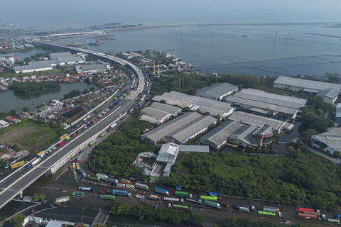 Foto udara sejumlah truk terjebak kemacetan di jalur utama pantura Semarang-Surabaya, Jalan Kaligawe Raya, Semarang, Jawa Tengah, Jumat (24/10/2025). Foto: Aprillio Akbar/ANTARA FOTO