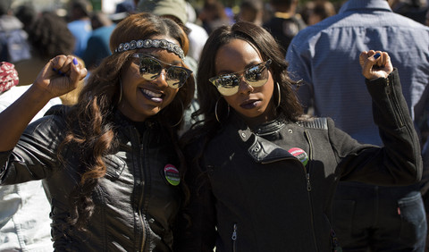 Dua perempuan berpose untuk foto dalam aksi unjuk rasa Justice or Else! di National Mall, Washington, DC, pada 10 Oktober 2015.  Foto: ANDREW CABALLERO-REYNOLDS / AFP
