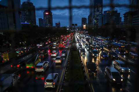 Meski harus menembus kemacetan, namun para pekerja kota tetap semangat karena pada hakikatnya, bekerja adalah cara manusia menyatakan iman. (24/10/2025). Foto: Iqbal Firdaus/kumparan