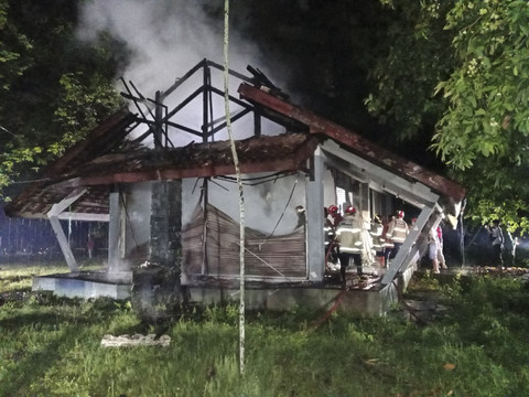 Kebakaran terjadi di kios kompleks Pasar Seni Gabusan (PSG), Kapanewon Sewon, Kabupaten Bantul pada Jumat (24/10/2025) malam. Foto: Dok. Polres Bantul