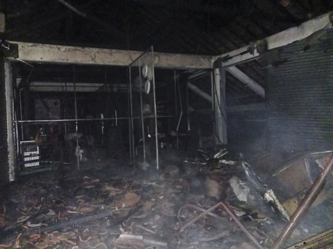 Kebakaran terjadi di kios kompleks Pasar Seni Gabusan (PSG), Kapanewon Sewon, Kabupaten Bantul pada Jumat (24/10/2025) malam. Foto: Dok. Polres Bantul