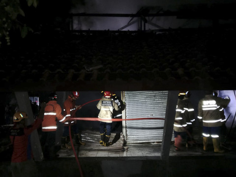 Kebakaran terjadi di kios kompleks Pasar Seni Gabusan (PSG), Kapanewon Sewon, Kabupaten Bantul pada Jumat (24/10/2025) malam. Foto: Dok. Polres Bantul