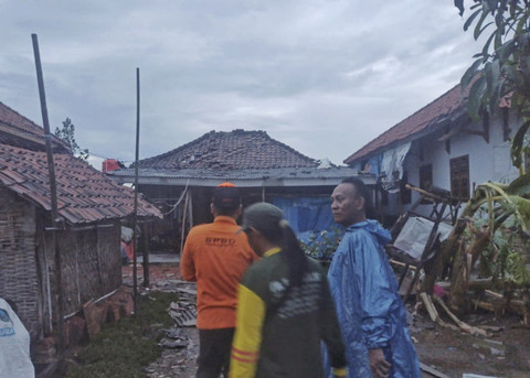 Rumah Tarmin korban meninggal akibat tertimpa material atap rumah saat terjadi angin kencang di Kecamatan Kroya, Kabupaten Indramayu, Jumat (24/10/2025).  Foto: Dok. kumparan