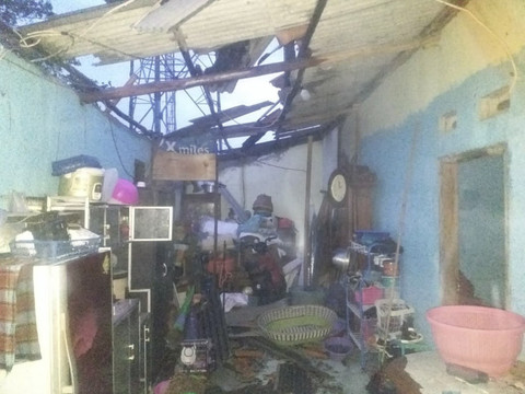 Dapur rumah hancur akibat sapuan angin kencang di Kecamatan Kroya, Kabupaten Indramayu, Jawa Barat, Jumat (24/10/2025). Foto: Dok. kumparan