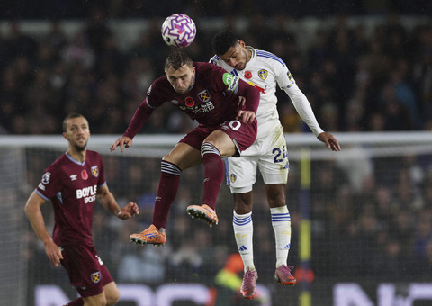 Pemain Leeds United James Justin berebut bola udara dengan pemain West Ham United Jarrod Bowen dalam pertandingan Liga Inggris musim 2025/2026 di Elland Road, Leeds, Inggris, Jumat (24/10/2025).  Foto: Lee Smith/Reuters