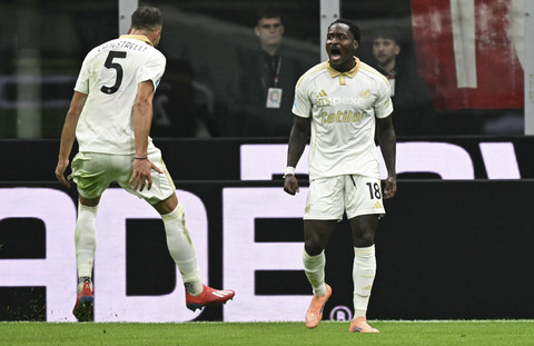 Pemain Pisa M'Bala Nzola berselebrasi usai mencetak gol ke gawang dalam pertandingan Liga Italia di Stadion San Siro, Milan, Italia, Jumat (24/10/2025). Foto: Stefano Rellandini/AFP