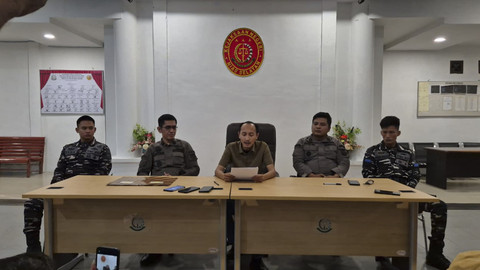 Penetapan tersangka EL, mantan Kadis PUPR Nias Selatan, di Kantor Kejari Nias Selatan, Kamis (23/10/2025). Foto: Dok. Kasi Intelijen Kejari Nias Selatan