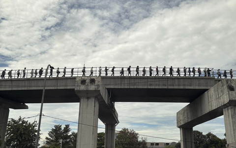 Sejumlah penumpang berjalan di jembatan rel LRT usai kereta LRT mengalami masalah di kawasan Cawang, Jakarta, Sabtu (25/10/2025).  Foto: Indah Tridiyanti Hutomo