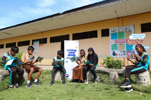 Anak-anak dengan Semangat Membaca Buku dari Program BRI Peduli-Literasi Anak Negeri. Foto: Dok. BRI.