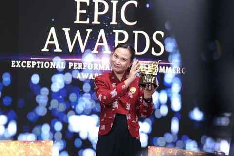 Scarlett meraih dua penghargaan bergengsi di 2025 dari Epic Awards 2025 sebagai #1 Perfume Brand in Indonesia's E-Commerce serta The Iconomics Awards 2025 yang diberikan kepada CEO dan CFO Scarlett. Foto: Dok. Scarlett