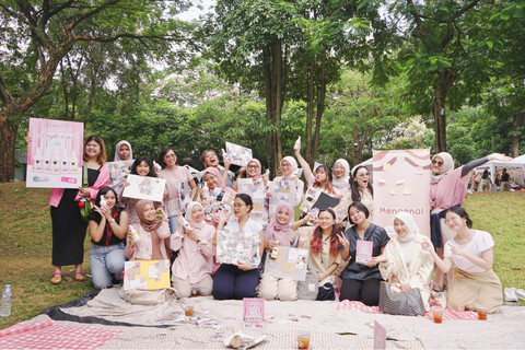 Scarlett meraih dua penghargaan bergengsi di 2025 dari Epic Awards 2025 sebagai #1 Perfume Brand in Indonesia's E-Commerce serta The Iconomics Awards 2025 yang diberikan kepada CEO dan CFO Scarlett. Foto: Dok. Scarlett