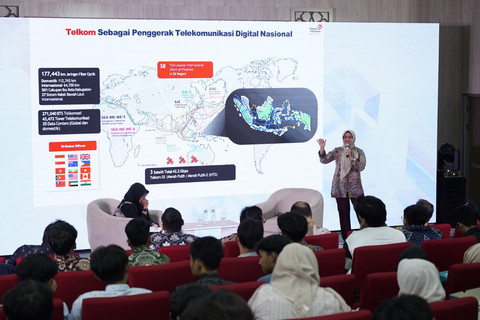 Direktur Utama Telkom Dian Siswarini saat memberikan pemaparan pada acara peluncuran Telkom AI Campus di Universitas Muhammadiyah Yogyakarta (UMY) pada Kamis (23/10). Foto; dok. Telkom