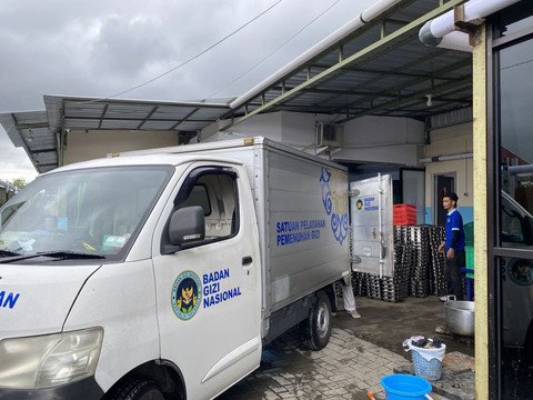 Petugas mempersiapkan proses distribusi makanan di dapur Satuan Pelayanan Pemenuhan Gizi (SPPG) Sinduadi, Sleman, Jumat (25/10). Foto: Pandangan Jogja/Resti Damayanti