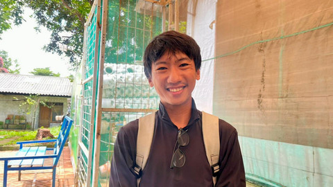 Albert (30), pengunjung yang mengikuti edukasi hidroponik di Ladang Farm Teknologi, Cilandak, Jakarta Selatan, Sabtu (25/10/2025). Foto: Nasywa Athifah/kumparan