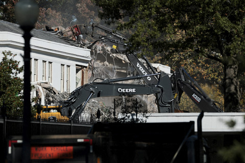 Pekerja mengoperasikan alat berat pembongkaran Sayap Timur Gedung Putih di Washington DC, Amerika Serikat, Senin (20/10/2025). Foto: Jonathan Ernst/Reuters