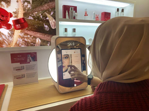 Skin check di Festive Crystal Clear Joy Atrium. Foto: kumparan/Naela Marcelina