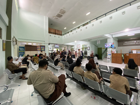 Para siswa di Mlati, Sleman, tengah mengantre untuk berobat di puskesmas, Jumat (24/10). Foto: Pandangan Jogja/Resti Damayanti