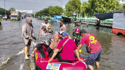 Banjir di Jalan Pantura Kaligawe, Kecamatan Genuk, Kota Semarang, Jawa Tengah, masih belum surut hingga Sabtu (25/10/2025). Foto: Dok.  Polsek Genuk