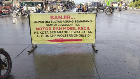 Papan informasi saat banjir di Jalan Pantura Kaligawe, Kecamatan Genuk, Kota Semarang, Jawa Tengah, Sabtu (25/10/2025). Foto: Dok.  Polsek Genuk
