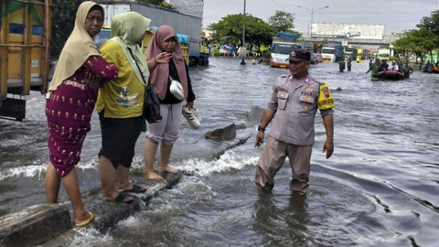 Banjir di Jalan Pantura Kaligawe, Kecamatan Genuk, Kota Semarang, Jawa Tengah, masih belum surut hingga Sabtu (25/10/2025). Foto: Dok.  Polsek Genuk