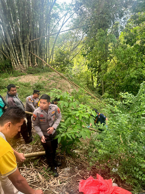 Lokasi potongan tubuh bayi ditemukan di pinggir Ngarai Sianok.  Foto: Dok. Polsek Kota Bukittinggi