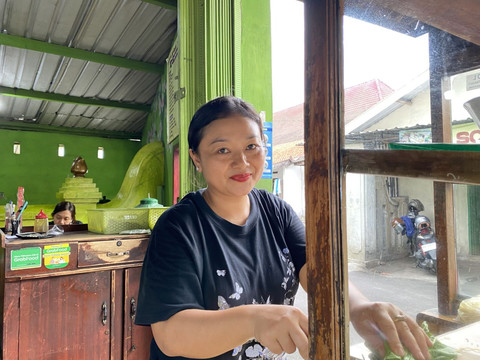 Lastini, pemilik warung Bakso dan Mie Ayam Mandholin asli Wonogiri. Foto: Pandangan Jogja/Resti Damayanti