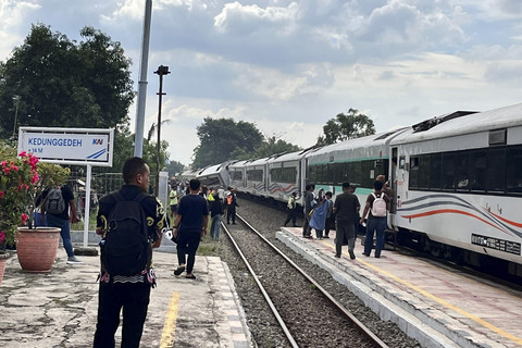 Kereta Api (KA) Purwojaya jurusan Gambir-Cilacap anjlok di emplasemen Stasiun Kedunggedeh, Kabupaten Bekasi, Sabtu (25/10) pukul 14.25 WIB. Foto: Indar Wijaya