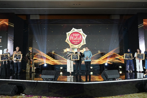 Head of Sauce and Seasoning 2 Department – PT Ajinomoto Indonesia, Reviana Havier, dan Direktur PT Ajinomoto Indonesia, Hermawan Prajudi, menerima sertifikat dan trophy penghargaan Top Halal Award 2025 dari Head of IHATEC Marketing Research, Anang Ghozali. Foto: Dok. Ajinomoto