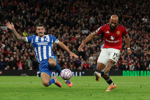 Pemain Manchester United Bryan Mbeumo mencetak gol ke gawang Brighton & Hove Albion pada pertandingan Liga Inggris di Old Trafford, Manchester, Inggris, Sabtu (25/10/2025). Foto: Phil Noble/REUTERS