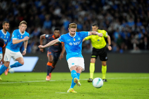 Pemain Napoli Kevin De Bruyne mencetak gol ke gawang Inter Milan pada pertandingan Liga Italia di Stadion Diego Armando Maradona, Napoli, Italia, Sabtu (25/10/2025). Foto: Matteo Ciambelli/ REUTERS