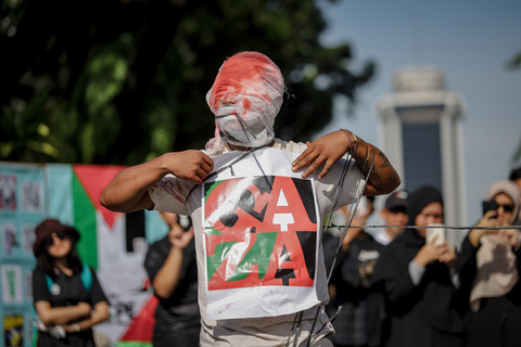 Aksi teatrikal saat aksi solidaritas bela Palestina di depan Kedutaan Besar Amerika Serikat, Jakarta, Minggu (26/10/2025). Foto: Jamal Ramadhan/kumparan
