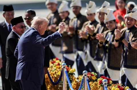 Presiden Amerika Serikat Donald Trump joget saat tiba di Bandara Internasional Kuala Lumpur di Sepang, Malaysia, Minggu (26/10/2025). Foto: HASNOOR HUSSAIN / POOL / AFP