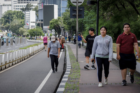Warga berolahraga di kawasan Jalan Jenderal Sudirman, Jakarta, Minggu (26/10/2025). Foto: Jamal Ramadhan/kumparan