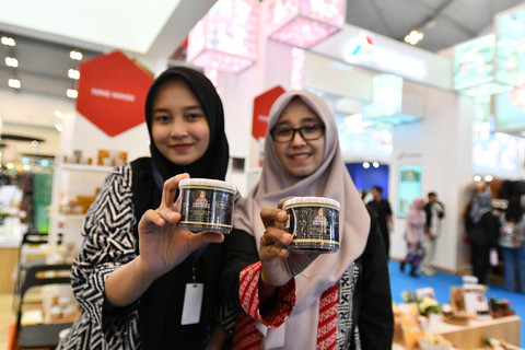 Salah satu UMKM Binaan Pertamina Ning Niniek asal Surabaya saat mengikuti acara Trade Expo Indonesia 40th yang diselenggarakan di ICE BSD, Tangerang, Banten pada Sabtu (18/10/2025). Foto: Dok. Pertamina