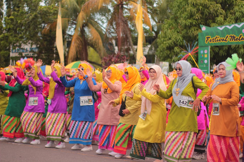 Peserta melakukan tari jepin massal di kawasan Taman Alun Kapuas pada Minggu pagi, 26 Oktober 2025. Foto: Dok. Hi!Pontianak