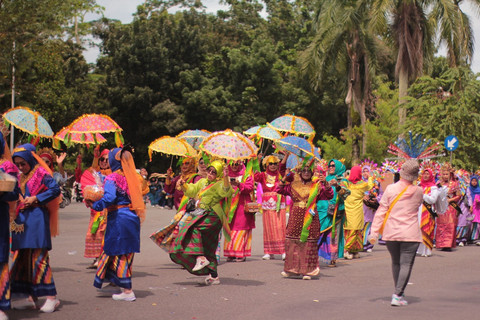 Para peserta tampil dengan mengenakan pakaian adat penuh warna-warni. Foto: Dok. Hi!Pontianak    