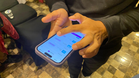 Penggunaan aplikasi Qara'a. Foto: Alycia Tracy Nabila/Hi!Pontianak